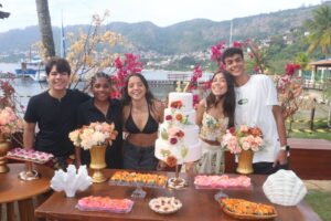 Helena Strada celebra seus 17 anos com amigos em Niterói 1 Helena Strada celebra seus 17 anos com amigos em Niterói