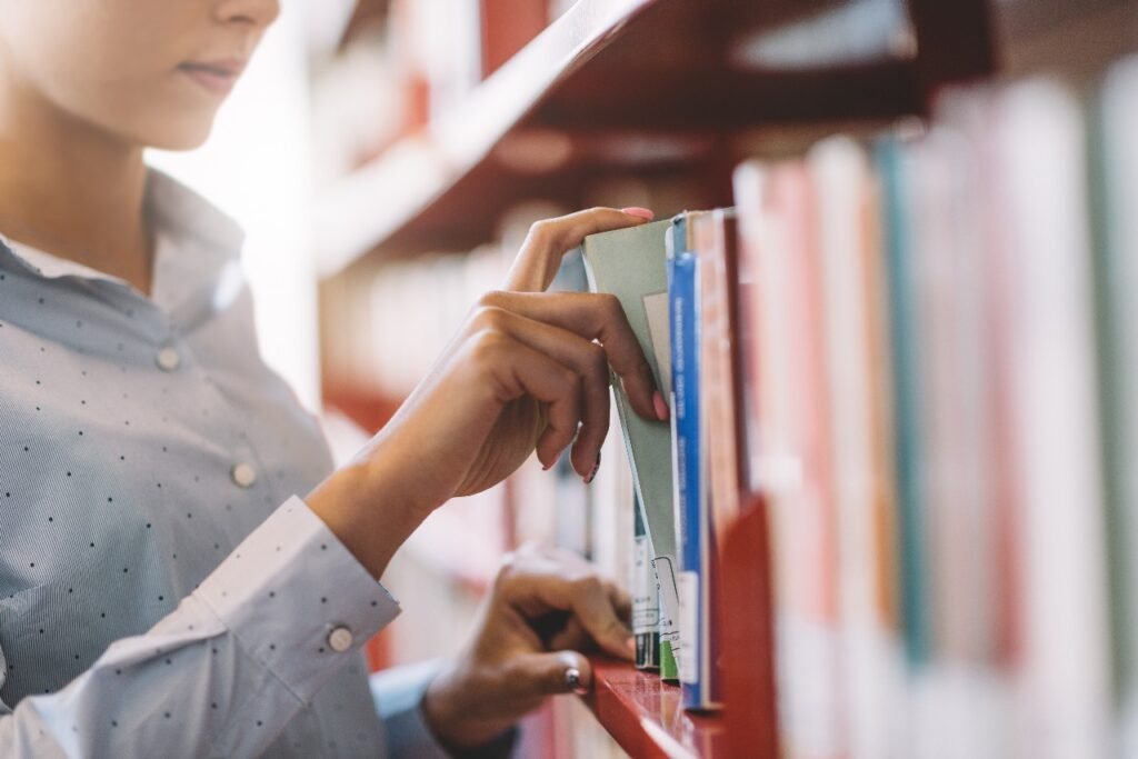 Impactos da tecnologia: conheça profissões que se reinventaram com a transformação digital Bibliotecario