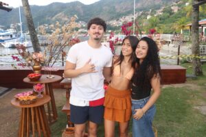 Helena Strada celebra seus 17 anos com amigos em Niterói 2 Helena Strada celebra seus 17 anos com amigos em Niterói