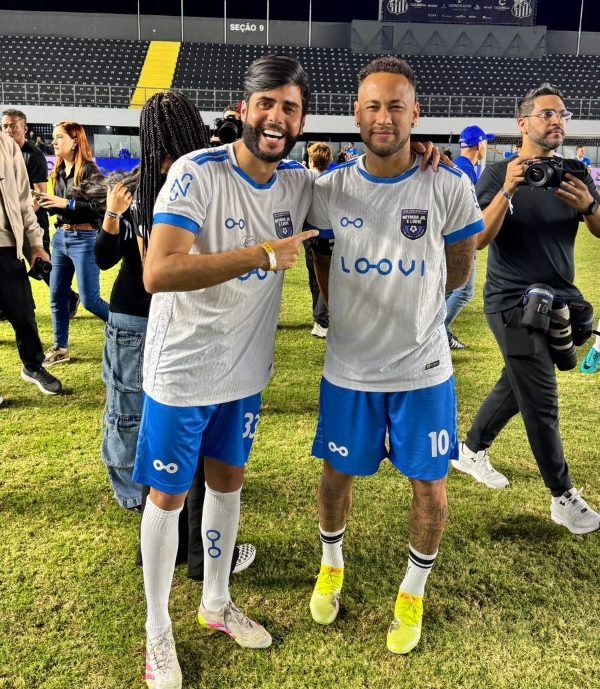Thiago Solrac participa de jogo beneficente ao lado de Neymar Jr. na Vila Belmiro