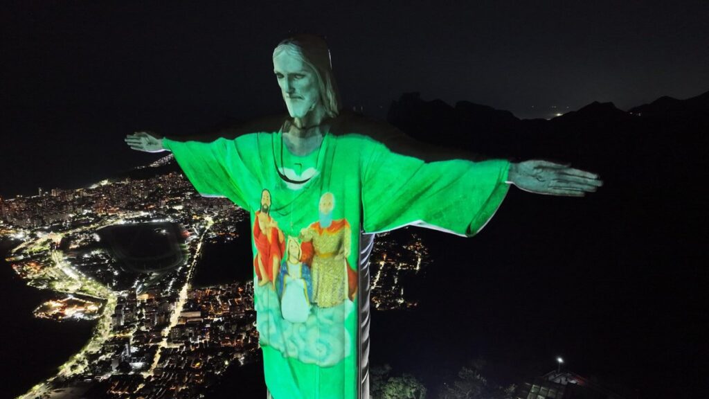 Cristo Redentor recebe projeção especial em comemoração aos 185 anos de devoção ao Divino Pai Eterno