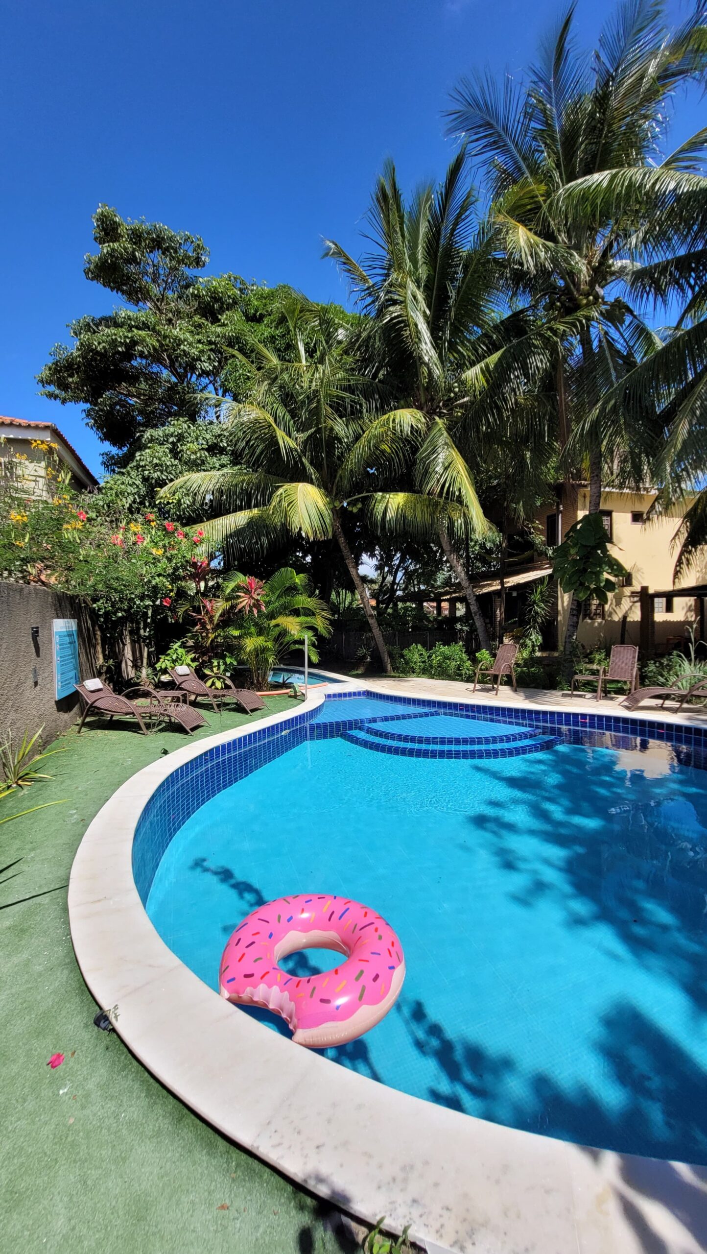 Pousada em Maragogi revoluciona hospedagem com conceito autêntico, permitindo topless e lança curso digital sobre Airbnb