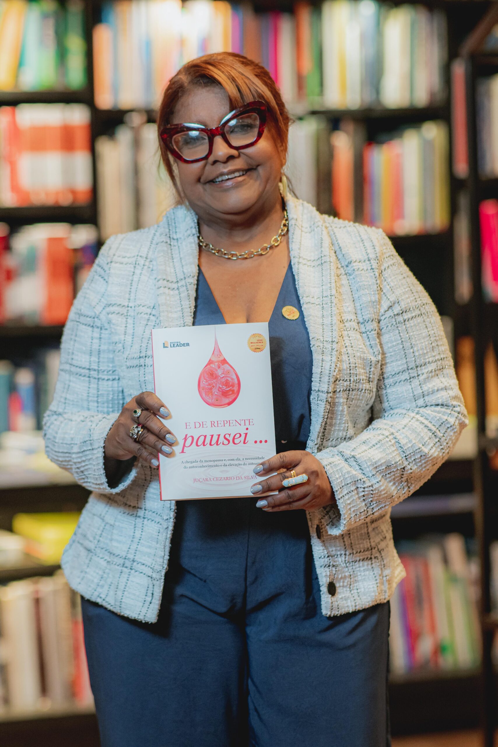 Após lançamento prestigiado por Marcos Oliveira (o Beiçola), Juçara Cezario confirma presença na Bienal do Livro do Rio