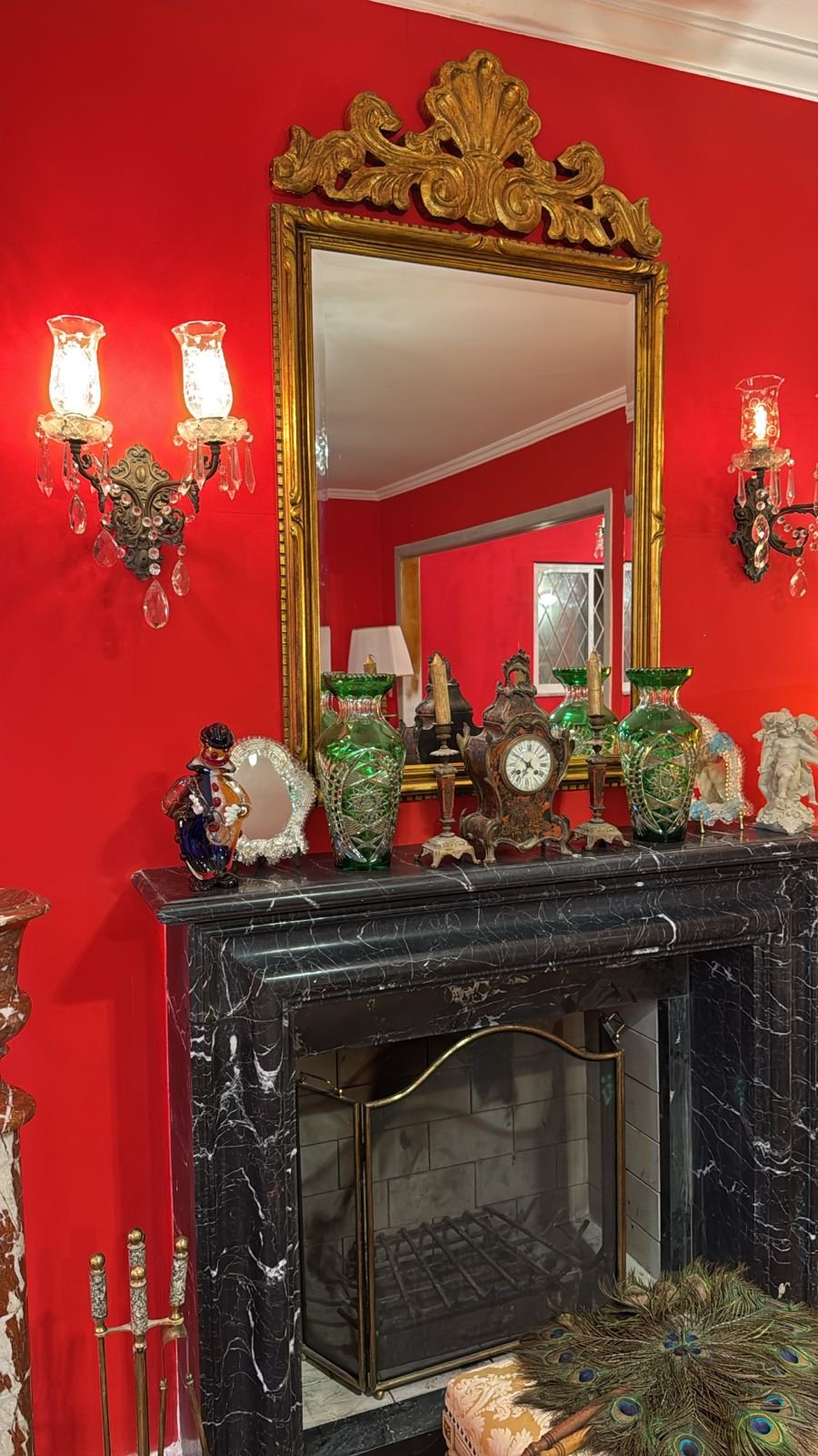 Alex Guida transformou a parede de sua sala usando vermelho Valentino