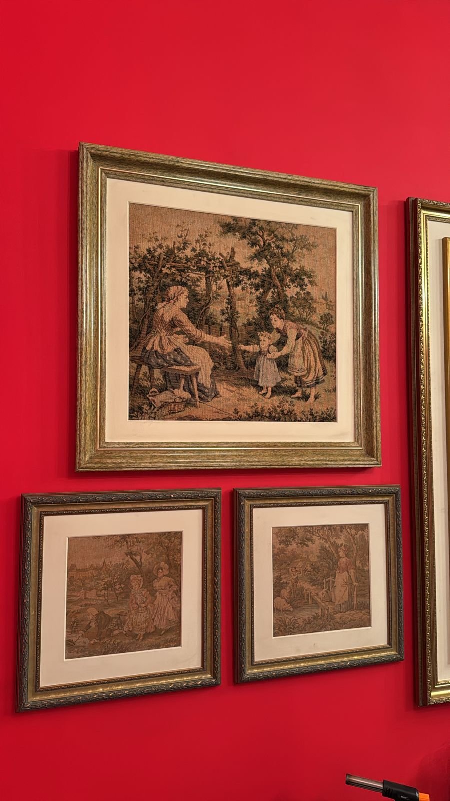 Alex Guida transformou a parede de sua sala usando vermelho Valentino