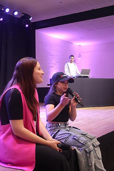 Sophia Eldo participa de encontro com fãs e celebra momento histórico do BTS