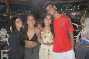 Helena Strada celebra seus 17 anos com amigos em Niterói 3 Helena Strada celebra seus 17 anos com amigos em Niterói