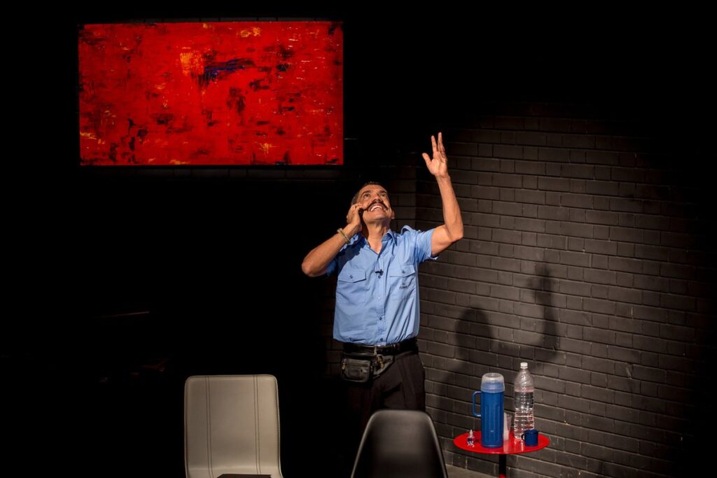 Alexandre Lino volta aos palcos com “O Porteiro – A Comédia”