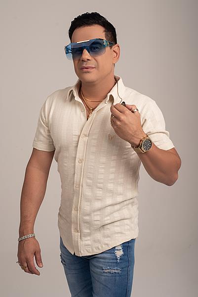 Conheça a trajetória do cantor Pedro Maya