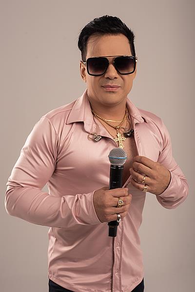 Conheça a trajetória do cantor Pedro Maya