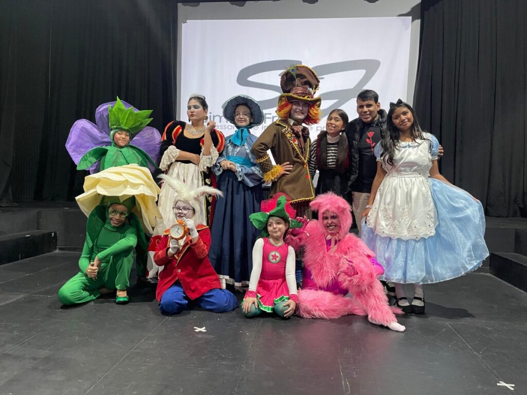 Renan Medeiros: ator prestigia ‘Alice – Uma Aventura Musical’, no Teatro Dell’Arte, na Barra da Tijuca