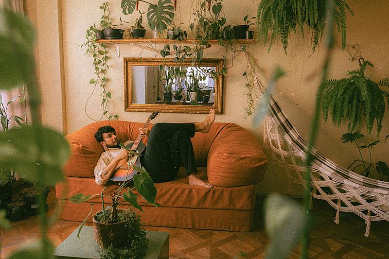 Breno Branches lança álbum indie “eu;quando” que transforma cotidiano em canção