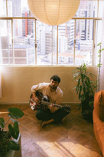 Breno Branches lança álbum indie “eu;quando” que transforma cotidiano em canção
