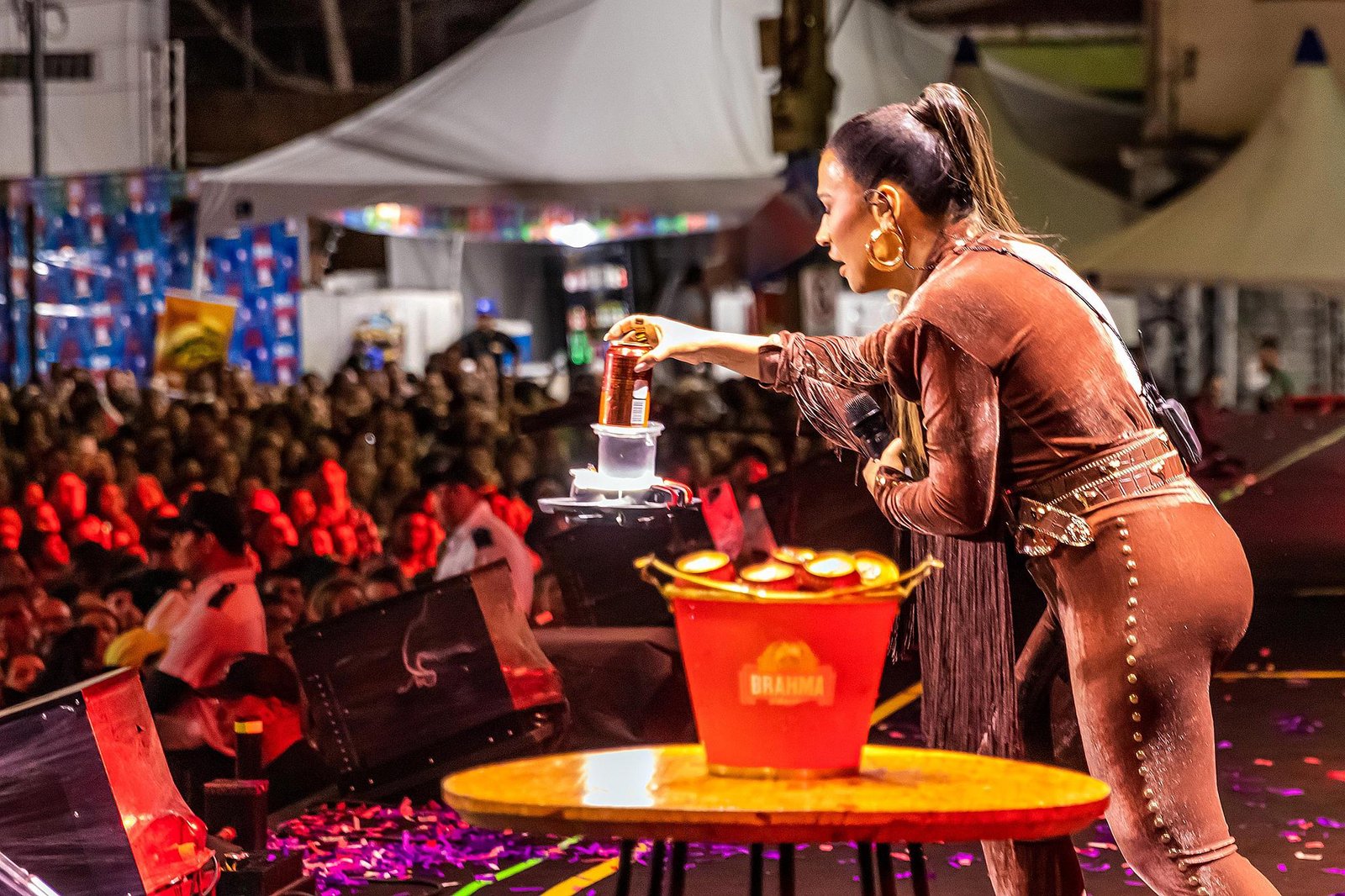 Com drone e lata junina decorada, Simone Mendes brinda Campina Grande com Brahma em noite inesquecível de São João