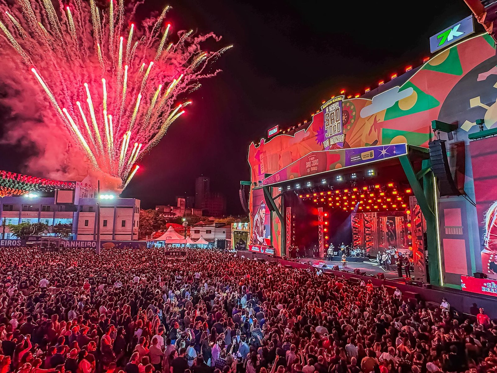 Com drone e lata junina decorada, Simone Mendes brinda Campina Grande com Brahma em noite inesquecível de São João