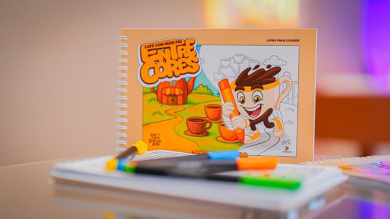 Livros de colorir viram febre na Bienal e ganham versão espiritual com ‘Café com Deus Pai – Entre Cores’