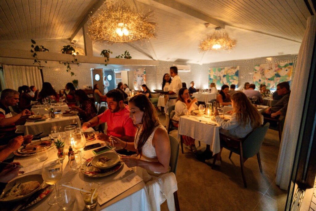 Wine in Búzios entra em sua segunda semana com jantares harmonizados, vinhos especiais e experiências artísticas