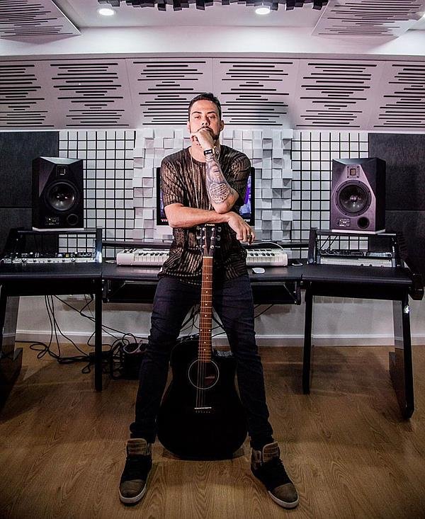 Crystal Murray lança remix de “PAYBACK” com TRIZ e Victor WAO, unindo Europa e Brasil em uma colaboração poderosa