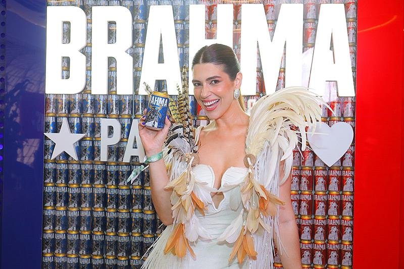 Vivian Amorim prestigia a primeira noite do Camarote Brahma em Parintins