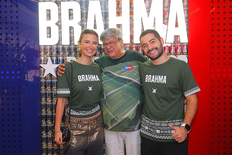 Vivian Amorim prestigia a primeira noite do Camarote Brahma em Parintins