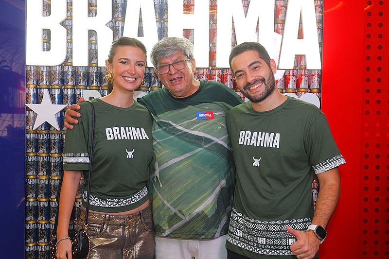 Vivian Amorim prestigia a primeira noite do Camarote Brahma em Parintins