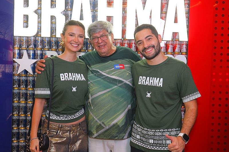 Vivian Amorim prestigia a primeira noite do Camarote Brahma em Parintins