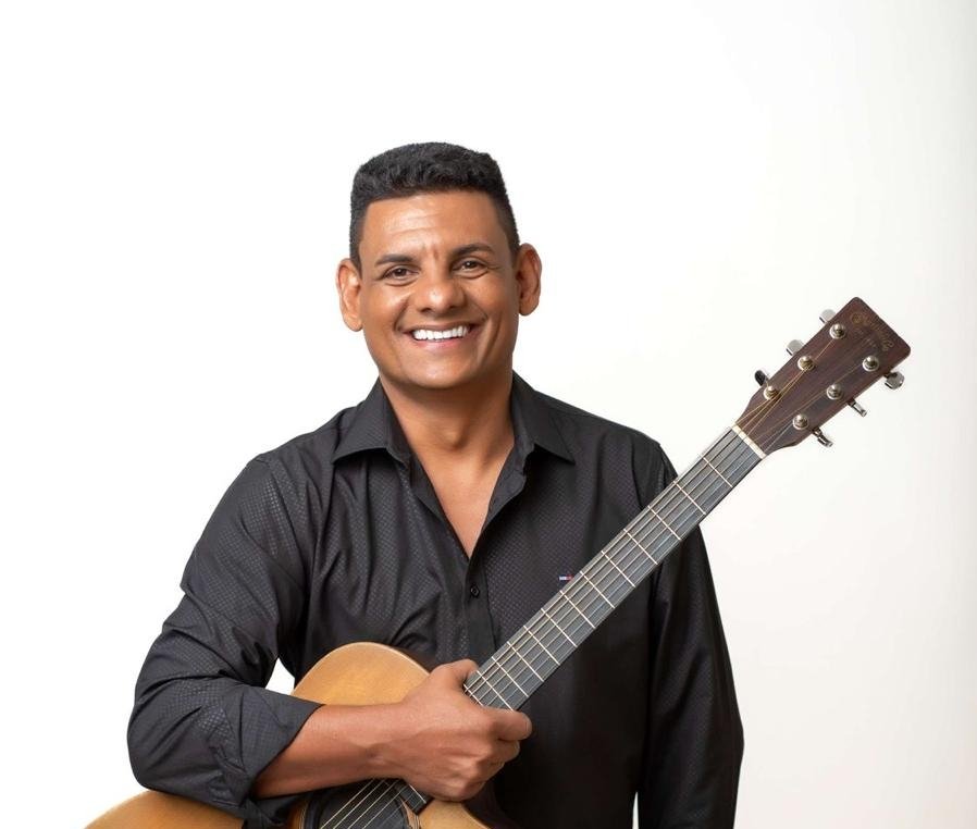 Conheça o cantor gospel Júlio Carvalho