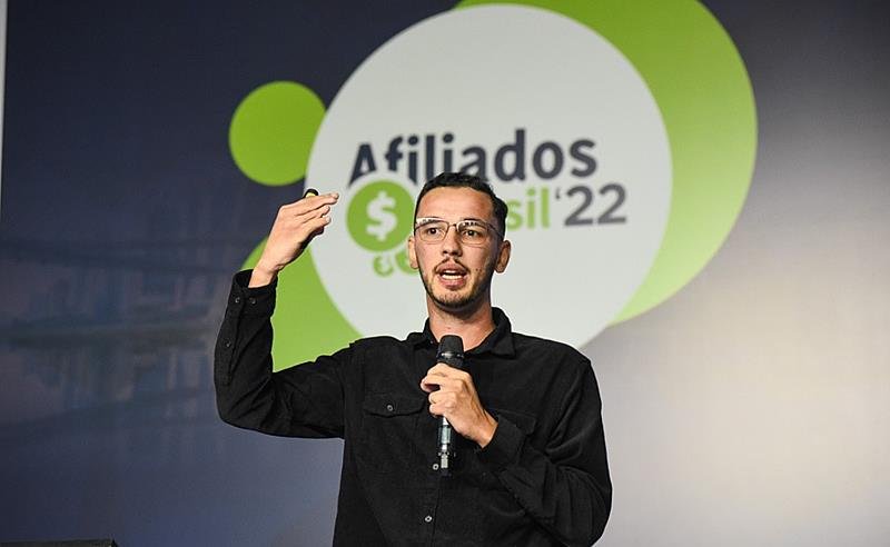 Da periferia ao protagonismo digital: a jornada de Jhonny Marllon, o ex-estudante de medicina que virou referência em monetização nas redes