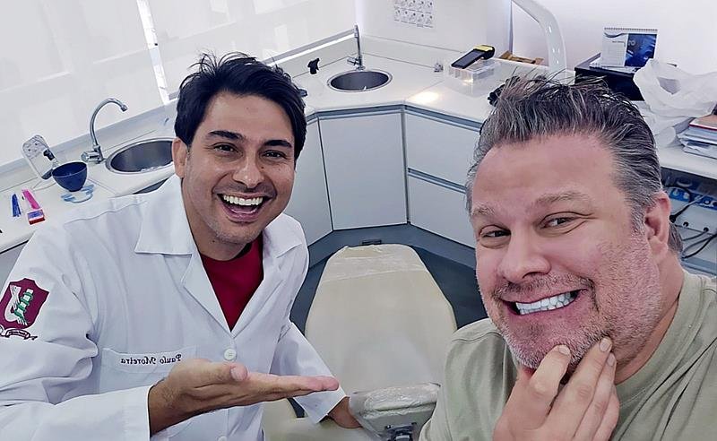De sorriso novo, o fotógrafo Nelson Miranda faz parceria com o Dr. Paulo Moreira, responsável pelas lentes dental dos famosos