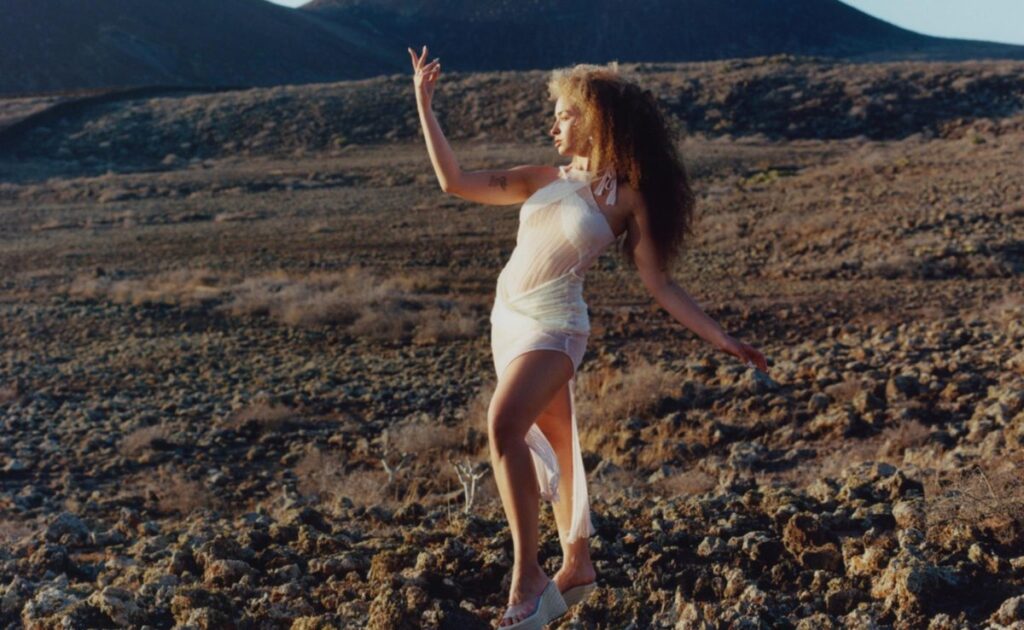 Ella Eyre lança novo single “space”