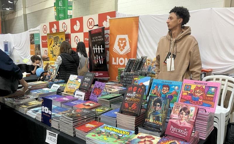 Lion Editora marca presença na FEFICC 2025 com autores premiados e lançamento do livro “Oração & Arte”