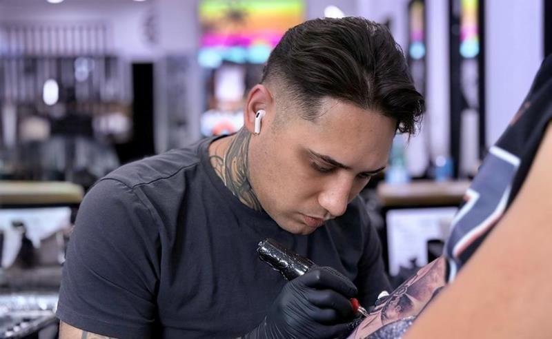 Arthur Bomfim e a nova linguagem do realismo na tatuagem contemporânea
