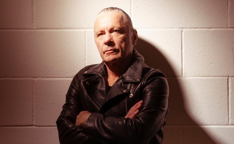 BRUCE DICKINSON lança álbum reinventado “More Balls To Picasso”