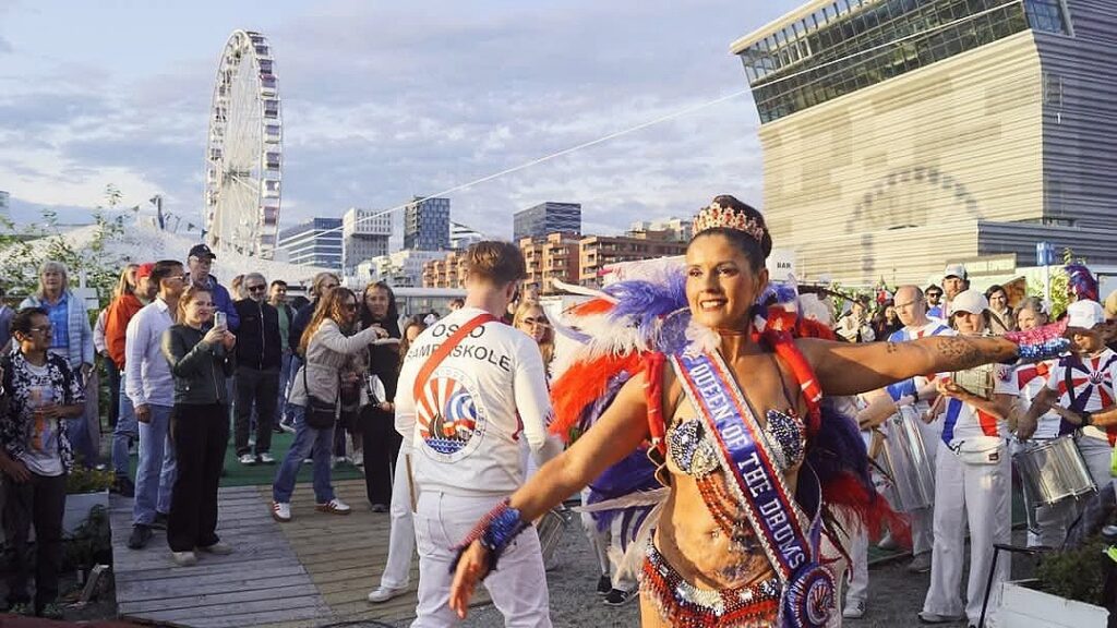 Rainha da Bateria e Embaixadora do Samba: Mariana Peraca leva a cultura brasileira à Noruega e à Europa.