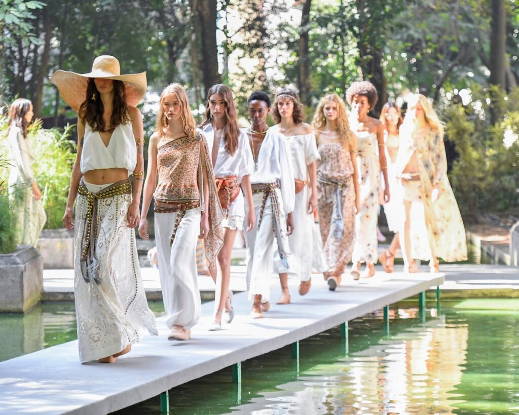 Maria Filó estreia nas passarelas de SP com coleção Verão 26