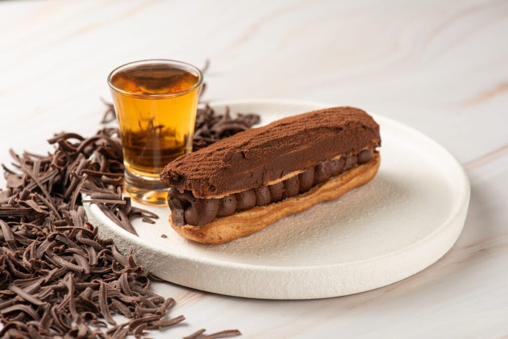 Chef Millena lança éclair de chocolate com whisky para o Dia dos Pais