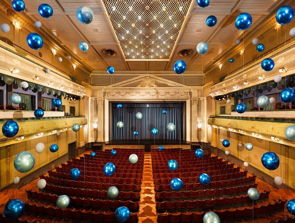 Artista Flávia Junqueira celebra os 116º anos do Theatro Municipal do Rio de Janeiro com instalação inédita no país