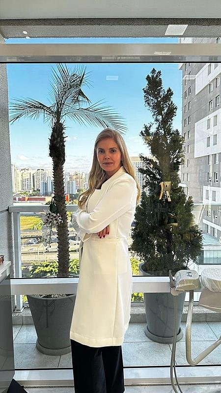 Médica aplica método para profissionais da saúde que afina o rosto sem cirurgia