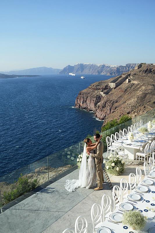 Casamento de luxo em Santorini reúne convidados de 11 estados brasileiros e 5 países 1 Casamento de luxo em Santorini reúne convidados de 11 estados brasileiros e 5 países