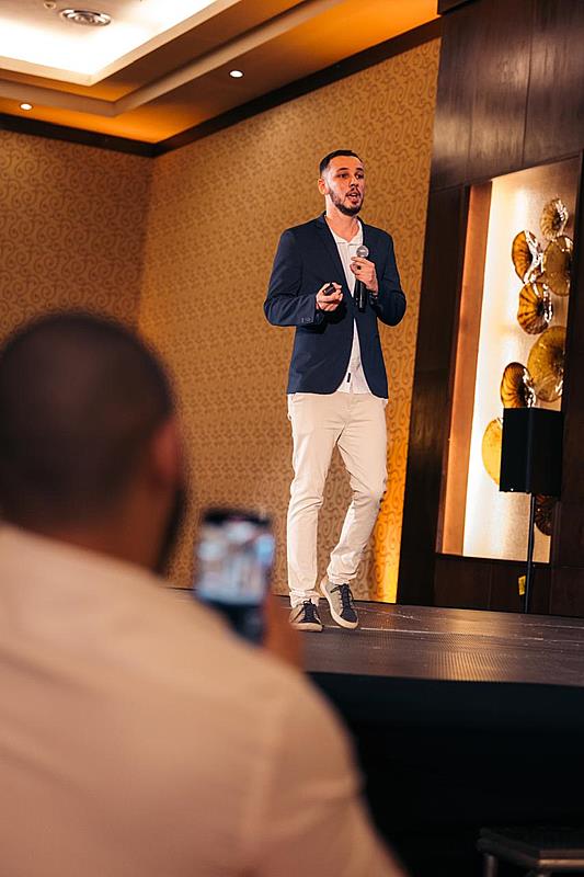 Da periferia ao protagonismo digital: a jornada de Jhonny Marllon, o ex-estudante de medicina que virou referência em monetização nas redes