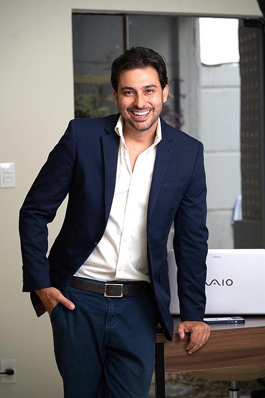De sorriso novo, o fotógrafo Nelson Miranda faz parceria com o Dr. Paulo Moreira, responsável pelas lentes dental dos famosos