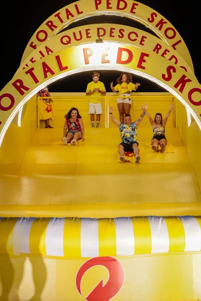SKOL monta escorregador na entrada do Fortal e convida o público a começar a festa descendo redondo com a galera