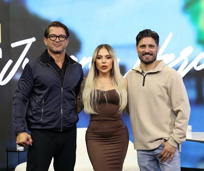 Juliana Herc brilha na Record News com programa que conquista o Brasil, Europa e África