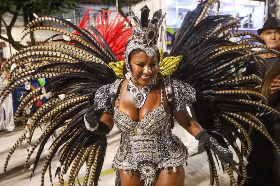 Índia Zurich é a nova rainha de bateria da Vila Santa Tereza