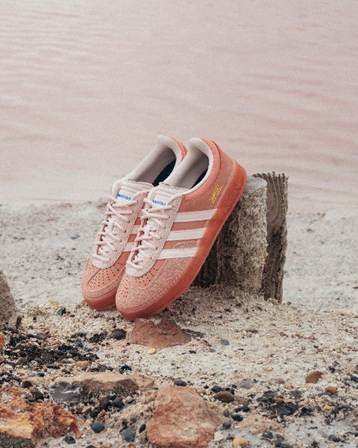 Bad Bunny lança tênis Gazelle “Cabo Rojo” com adidas