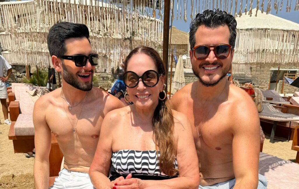 Susana Vieira celebra aniversário e posa com os Dres. Binho Alencar e Victor Bechara em Mykonos, na Grécia