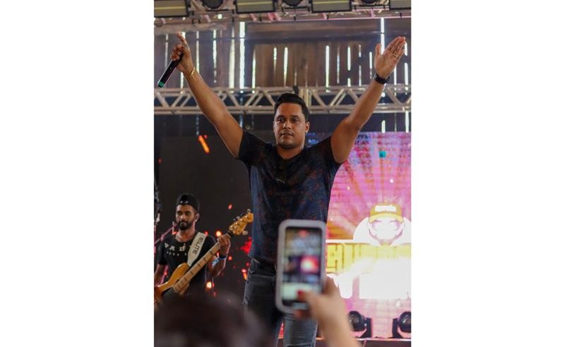 Cantor e compositor paranaense radicado em Goiânia mistura forró, piseiro, sertanejo e outros ritmos em shows cheios de energia