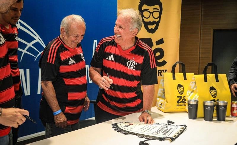 De volta do Japão, Zico assina o ‘Contrato de Torcida’ com o filho no Maracanã, em experiência do Zé Delivery