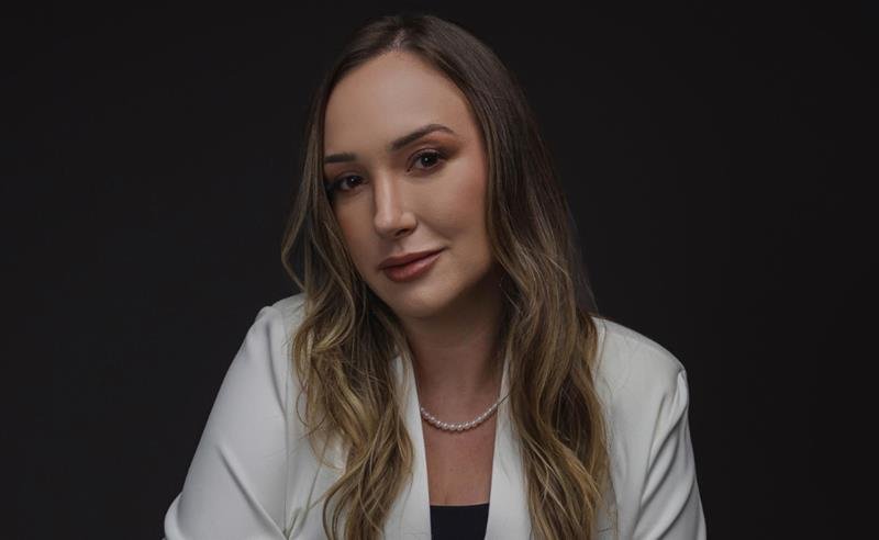 Biomédica Juliene Frighetto amplia atuação no setor de saúde e estética