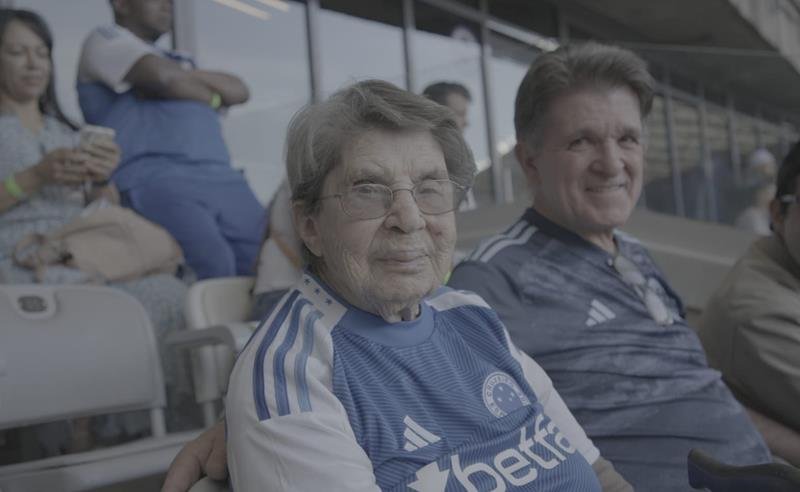 Dona Bal, aos 103 anos, recebe título de ‘Betfera do Mês’ e celebra amor pelo Cruzeiro que começou ainda na infância